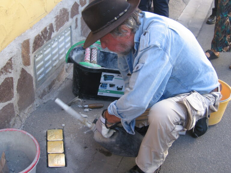 Gunter Demnig verlegt die ersten Stolpersteine